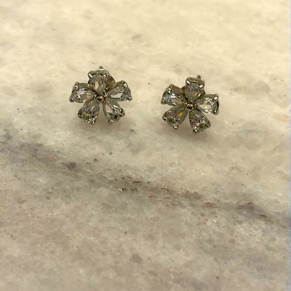 Flower earring - Picture 1 of 10